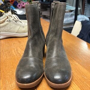 Sorel Gray Ankle Boots with Chelsea Style